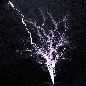 English: Electrical arcs from a singing tesla coil